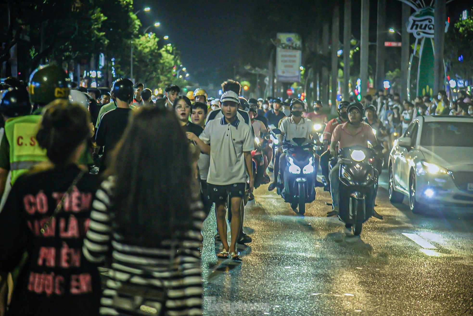 Las calles de Da Nang están abarrotadas en la noche del Festival del Medio Otoño foto 13