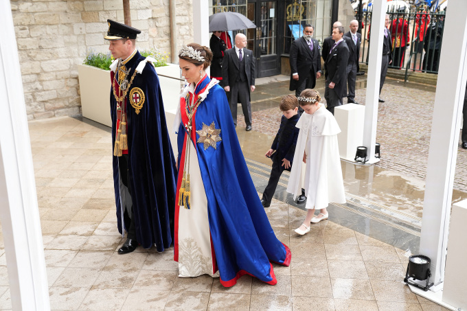 William, seine Frau und seine beiden Kinder kamen am Morgen des 6. Mai in der Westminster Abbey an. Foto: Reuters