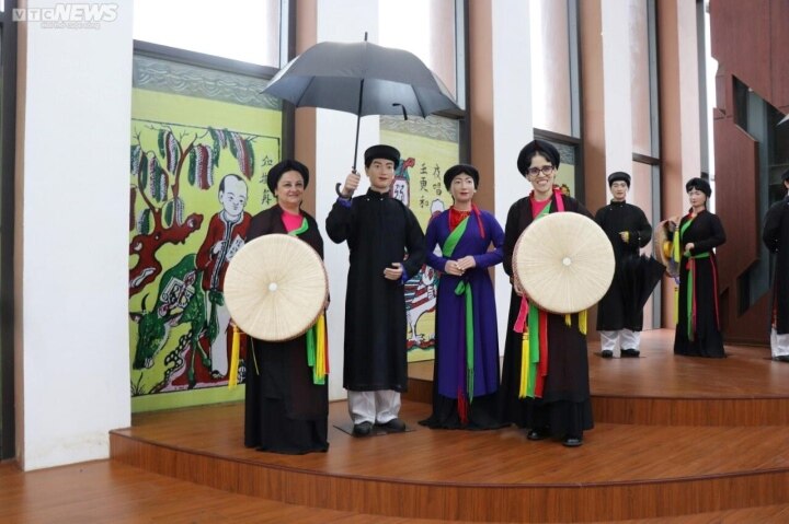 Foreign ambassadors experience making Dong Ho paintings, wearing Quan Ho costumes - 11