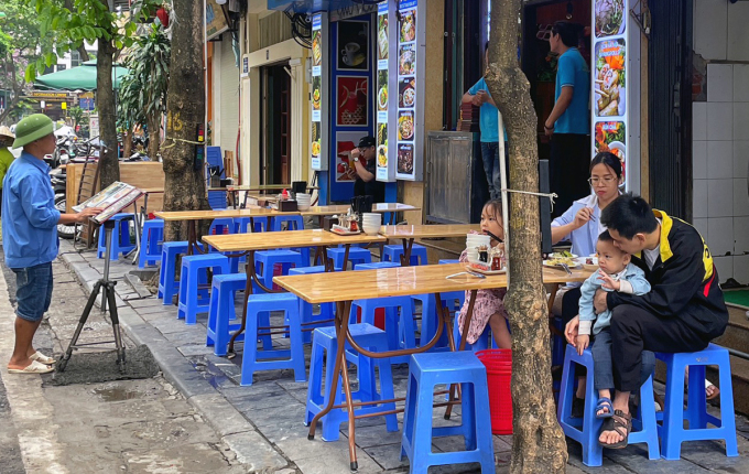 Geschäft in der Ma May Street, Tische und Stühle nehmen den gesamten Bürgersteig ein, 14. Mai. Foto: Giang Huy