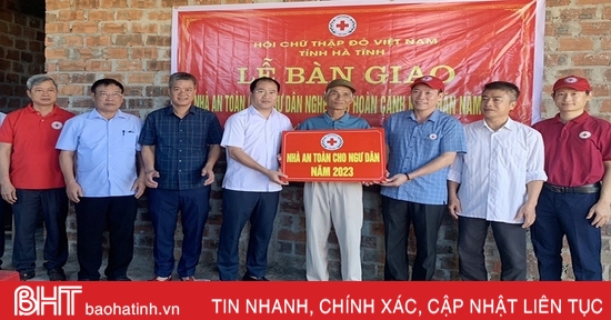 Bàn giao 2 “Nhà an toàn cho ngư dân” ở Lộc Hà