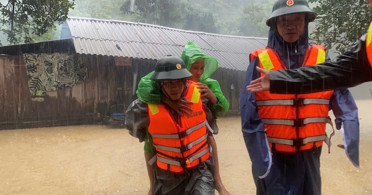 Les habitants de Quang Binh se sont précipités pour fuir l'inondation, une personne a été emportée et a disparu pendant le sauvetage.