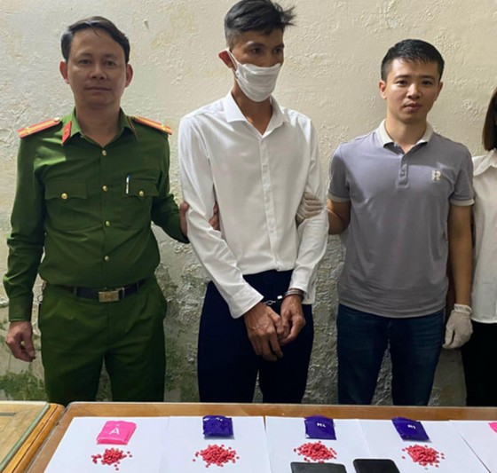 麻薬の違法所持と密売の容疑者2人を逮捕、麻薬3,100錠を押収（写真1）