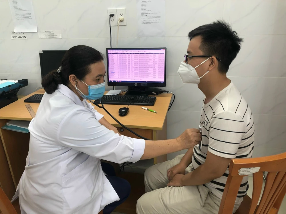 Dr. CKII Tran Thi Van Anh, Leiterin der Abteilung für Innere Medizin am Thong Nhat Krankenhaus in Ho-Chi-Minh-Stadt, untersucht einen Patienten. Foto: KIM HUYEN