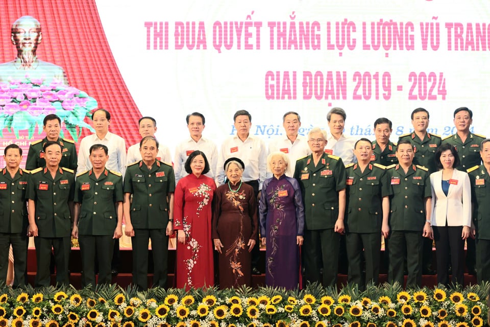 Secretary of the City Party Committee Bui Thi Minh Hoai - Secretary of the Party Committee of the Hanoi Capital Command, along with leaders of the Central Committee and Hanoi City, took souvenir photos with delegates attending the Congress.