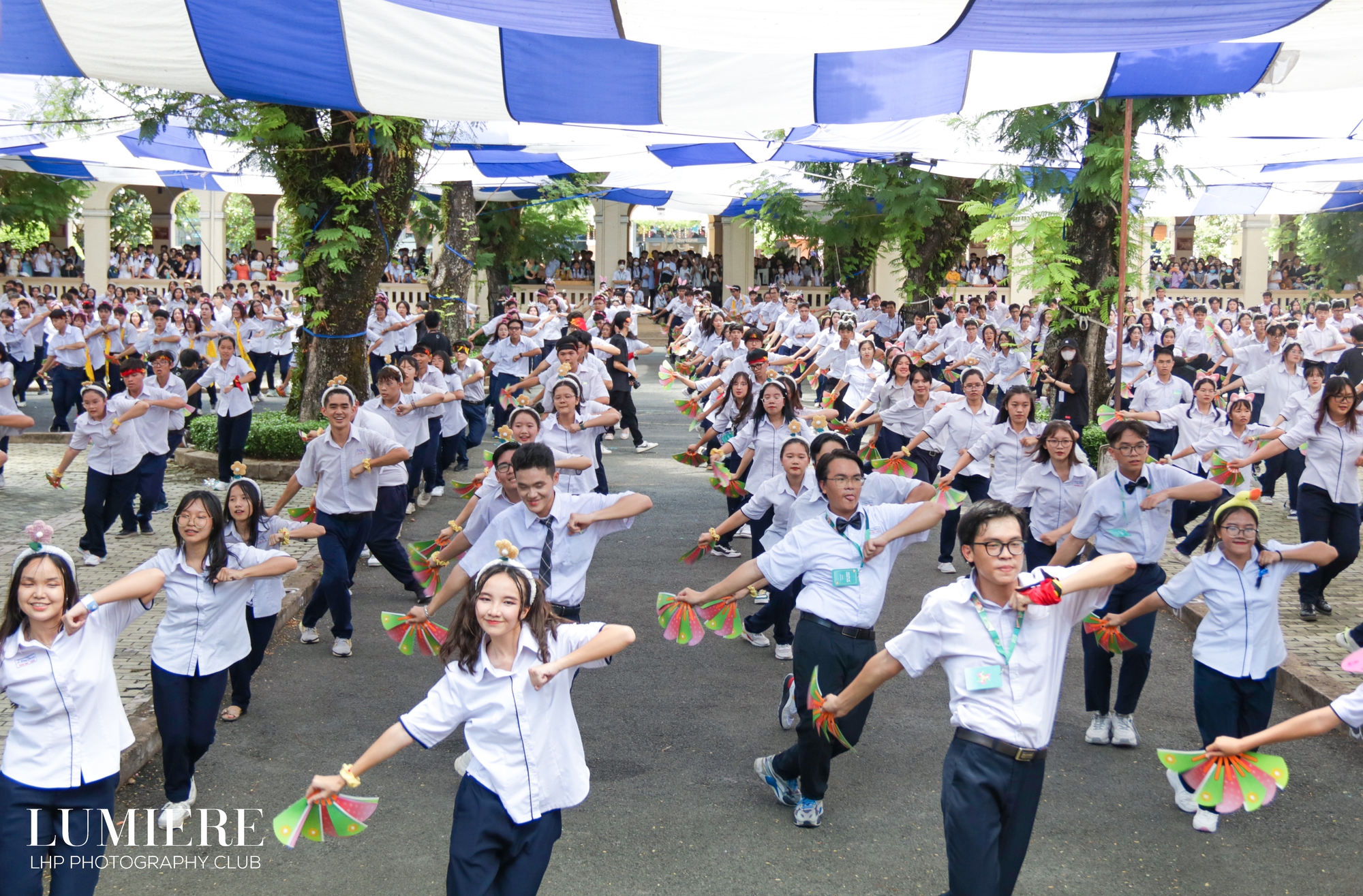 Học sinh Trường THPT chuyên Lê Hồng Phong 'thổi bay' âu lo trong ngày ra trường - Ảnh 4.