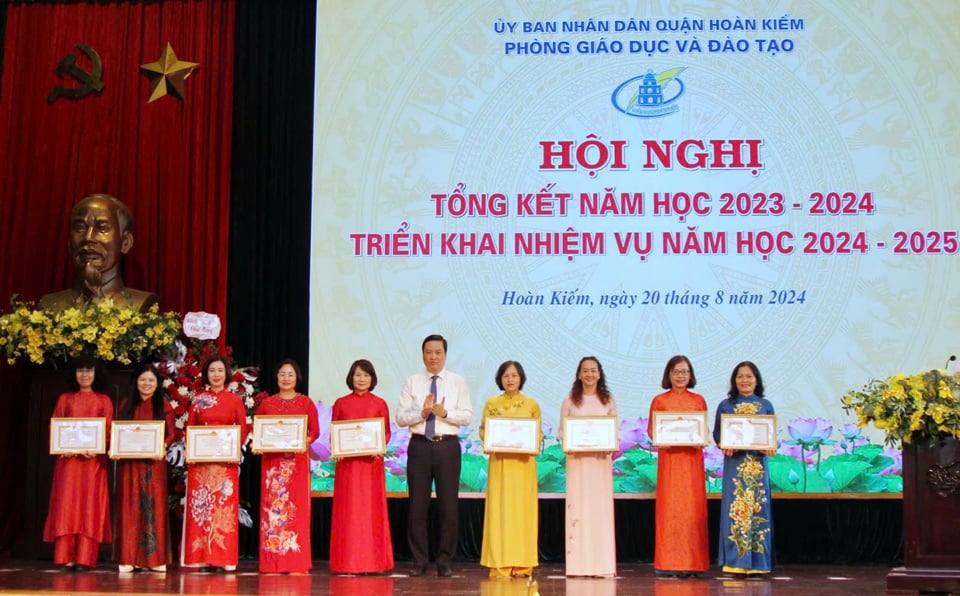 Representatives of the People's Committee of Hoan Kiem district awarded units with outstanding achievements.