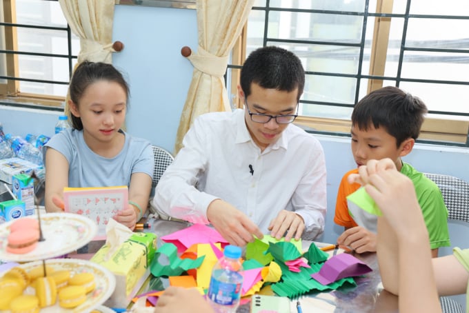 Trí trong một hoạt động hướng dẫn học sinh sử dụng thuật toán để gấp giấy origami. Ảnh: Nhân vật cung cấp