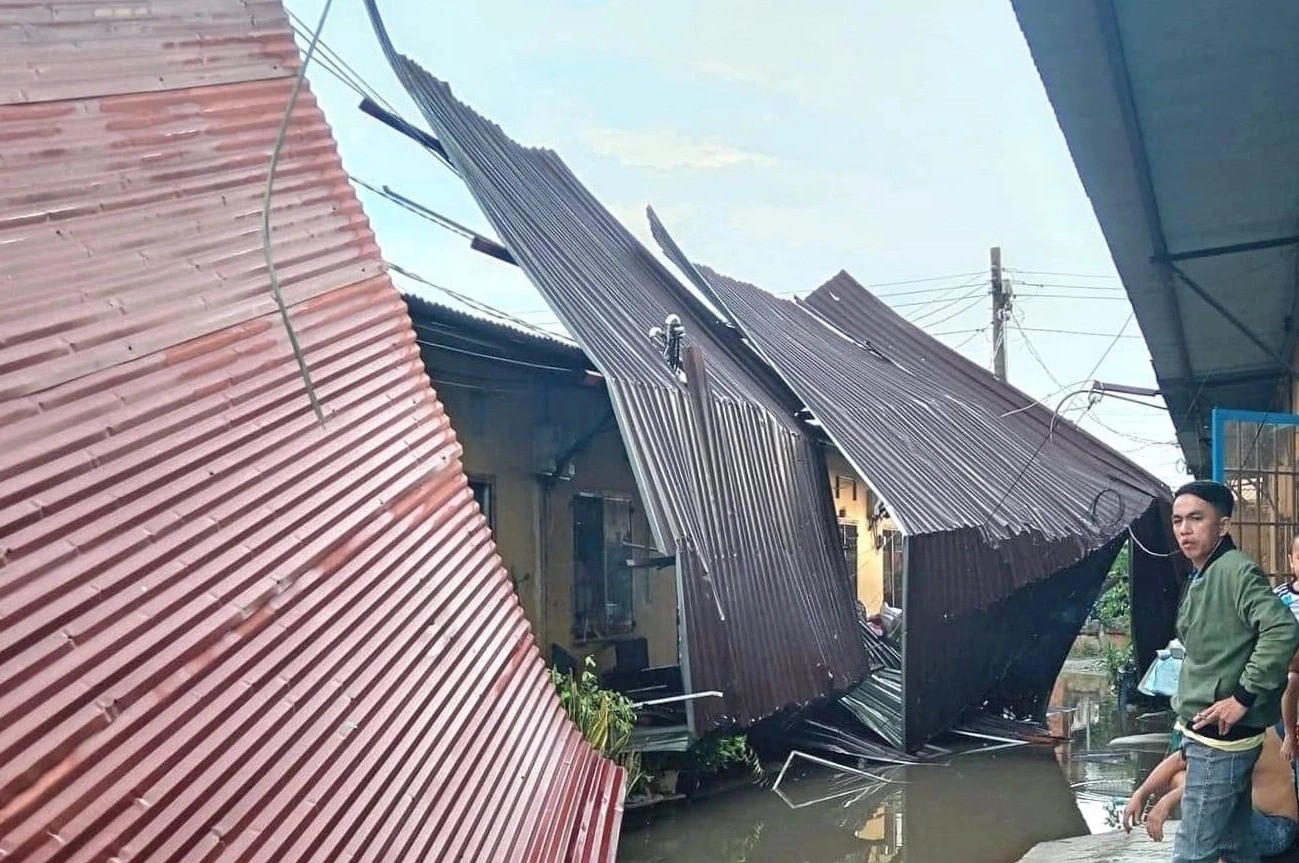 ドンナイ省で大雨により屋根が吹き飛ばされた一連の家屋の写真（写真3）