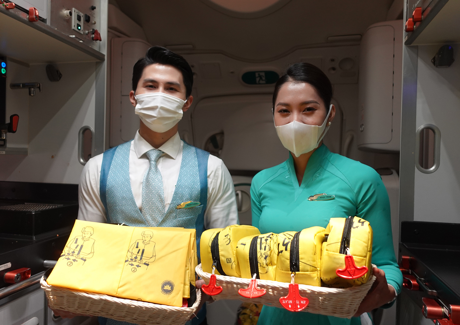 Hàng trăm chiếc áo phao không còn đảm bảo tiêu chuẩn an toàn đã được "tái sinh" một vòng đời mới, trở thành những chiếc túi mang tính ứng dụng cao, giúp giảm thiểu một lượng lớn chất thải ra môi trường