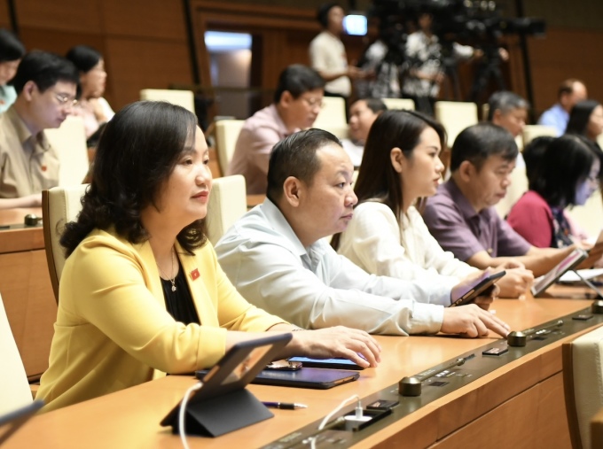 Các đại biểu Quốc hội biểu quyết thông qua Nghị quyết, ngày 10/11. Ảnh: Hoàng Phong