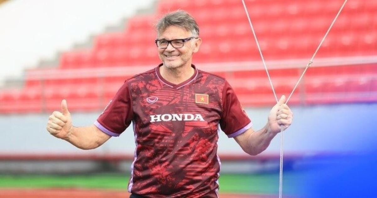 El entrenador Troussier recibió un regalo sorpresa antes de su debut con la selección vietnamita