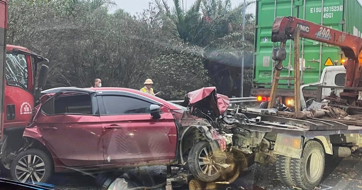 4 Autos kollidierten auf der Thang Long Avenue, Auto deformiert