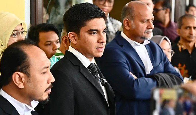 Der ehemalige Minister Syed Saddiq Abdul Rahman (Mitte) vor dem Gericht in Malaysia am 9. November. Foto: FMT