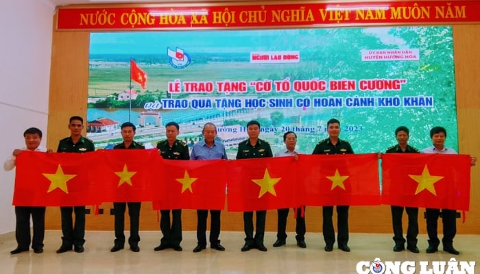 Presenting the national flag to the Border Guard and people in the border area of ​​Huong Hoa district, Quang Tri