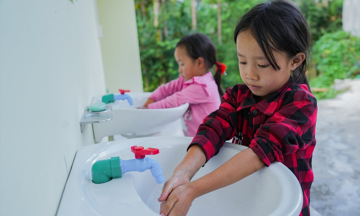 Remise des toilettes de l'école de Dong Van