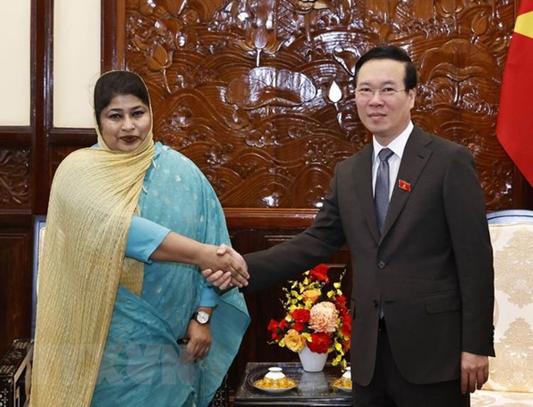 El presidente Vo Van Thuong recibe a la embajadora de Bangladesh, Samina Naz