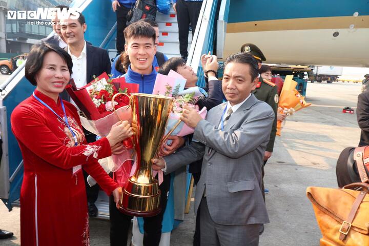 Die Leiter der Abteilung für Sport und körperliches Training hießen das vietnamesische Team willkommen und überreichten ihm Blumen.