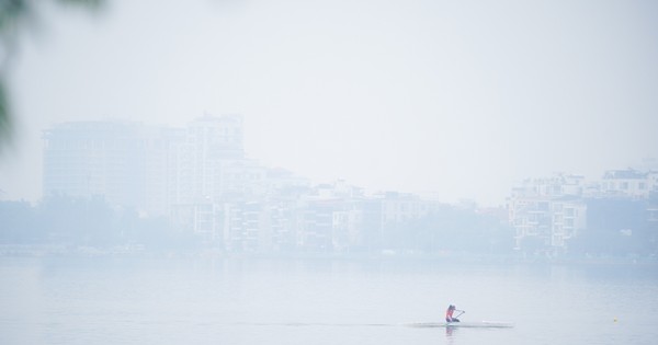 อากาศหนาวพัดเข้ามา เมื่อเวลา 09.00 น. ท้องฟ้าฮานอยยังคงมีหมอกหนาและมีหมอกสีขาว