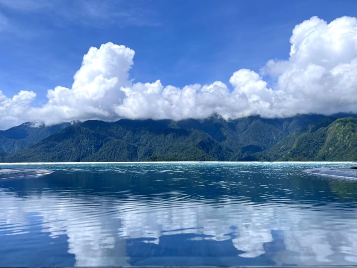 Der Infinity-Pool gleicht einem malerischen Landschaftsgemälde.