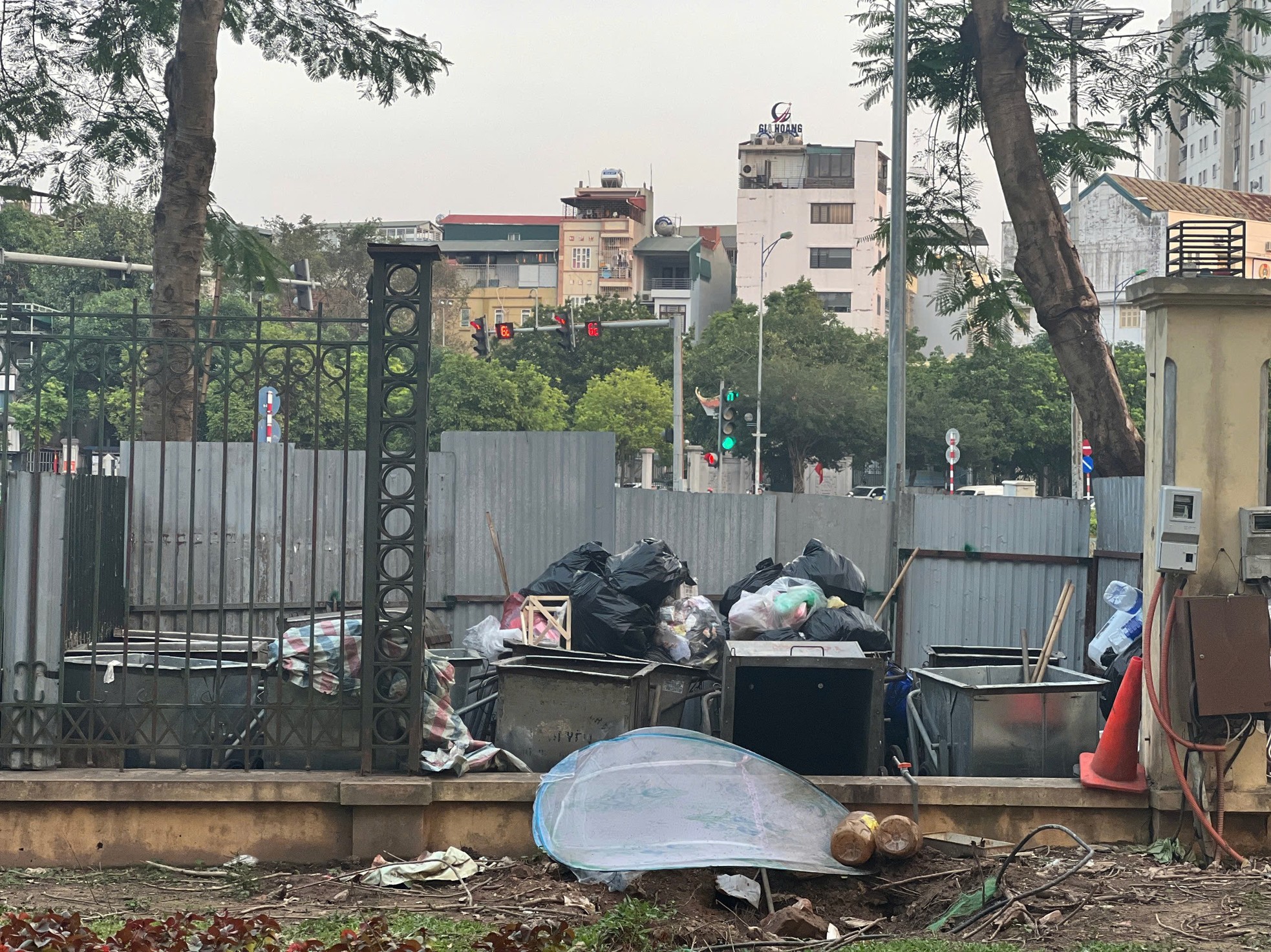 Dilapidated and degraded scenes at two large parks in Hanoi photo 20