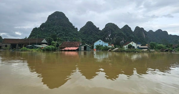 Người dân bình thản sống chung với lũ trên nhà phao