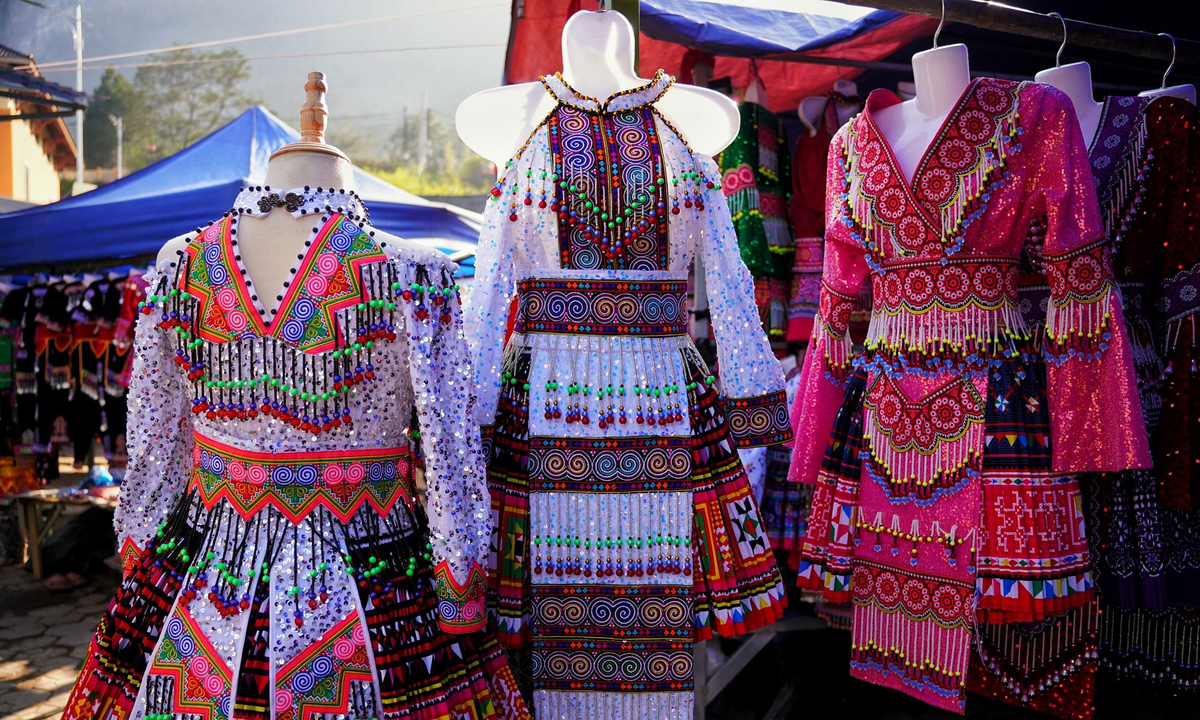 Colorful market in Y Ty border area