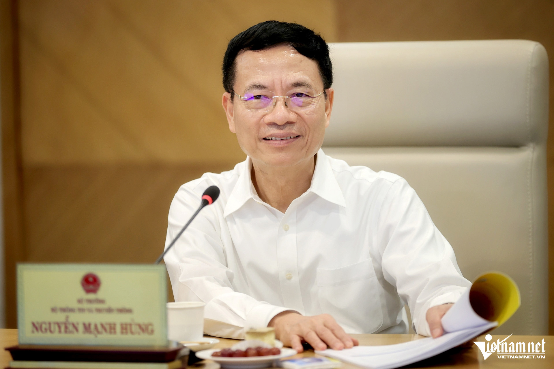 W-Minister of Information and Communications Nguyen Manh Hung.jpg