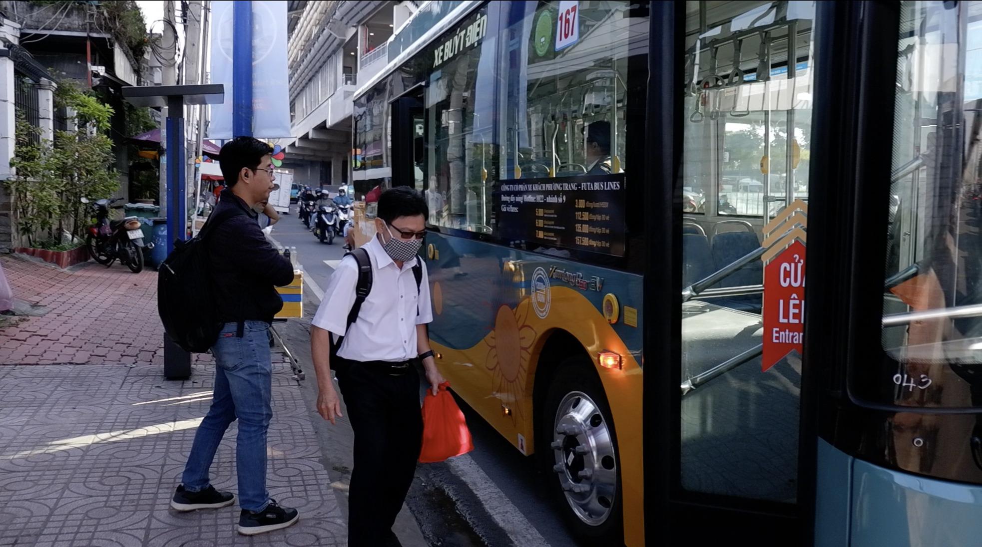 Die Menschen in Ho-Chi-Minh-Stadt sind froh, dass sie zum ersten Mal mit der U-Bahn zur Arbeit oder zur Schule fahren, weil die Fahrtzeit kürzer ist. Foto 2