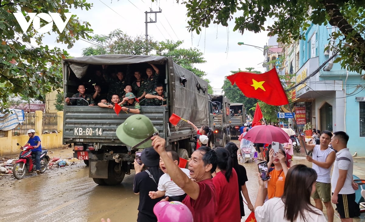 nguoi dan vung lu yen bai bin rin chia tay bo doi hinh anh 4