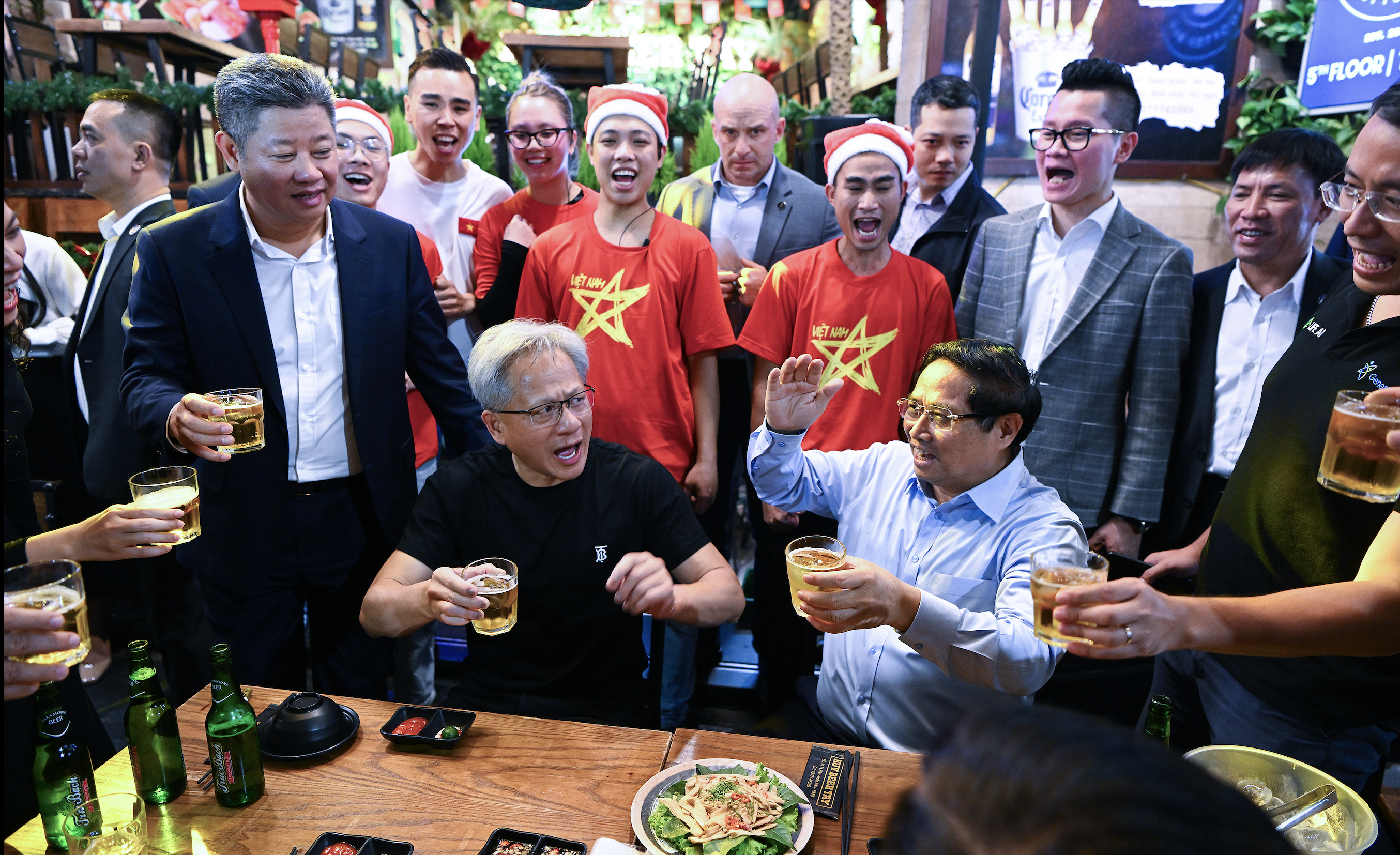 นายกรัฐมนตรี Pham Minh Chinh และ CEO Nvidia จิบเบียร์ในย่านเมืองเก่าของฮานอย