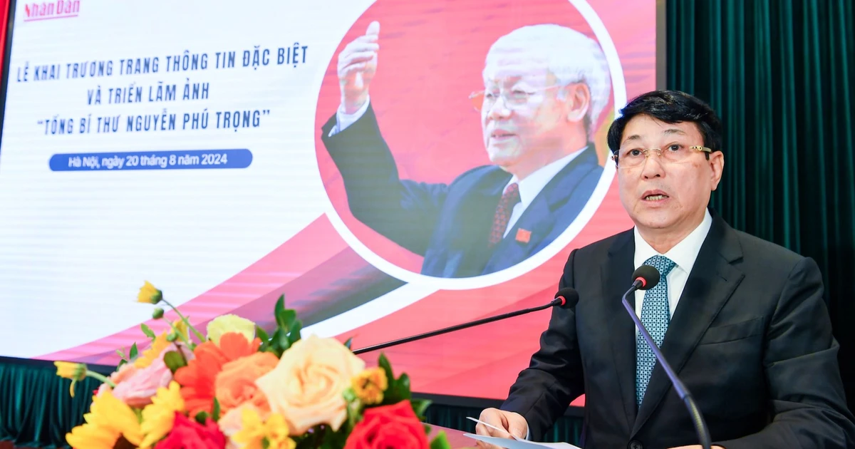 [Foto] El miembro permanente de la Secretaría, Luong Cuong, asiste a la ceremonia de apertura de la página de información especial y la exposición fotográfica sobre el Secretario General Nguyen Phu Trong.