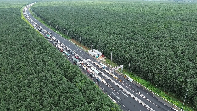 Dòng xe ùn ứ trên cao tốc Dầu Giây - Phan Thiết, hướng từ TP HCM ra Bình Thuận. Ảnh: Phước Tuấn