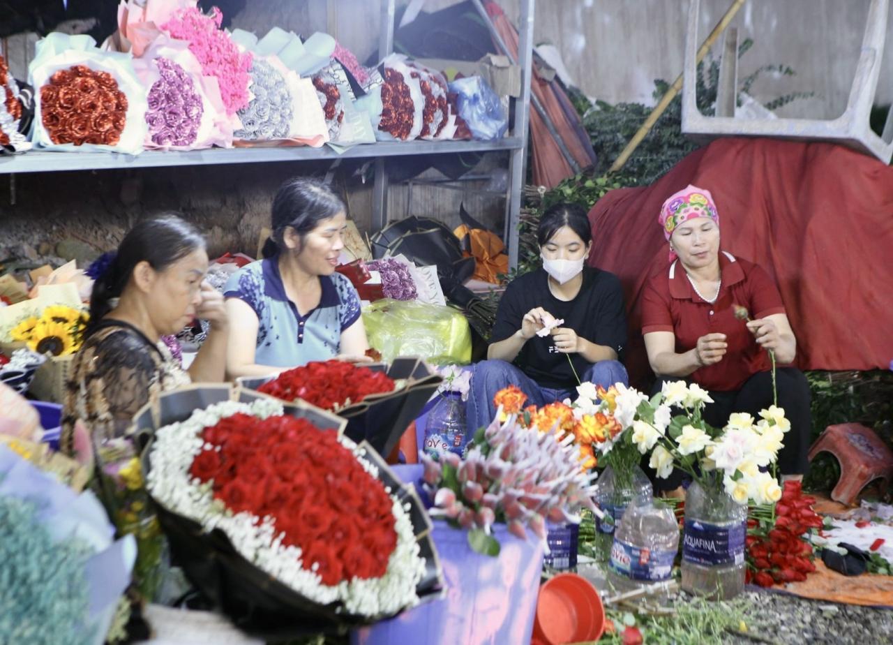 ベトナム女性の日を前にクアンアン夜の花市場は賑わっている（写真6）