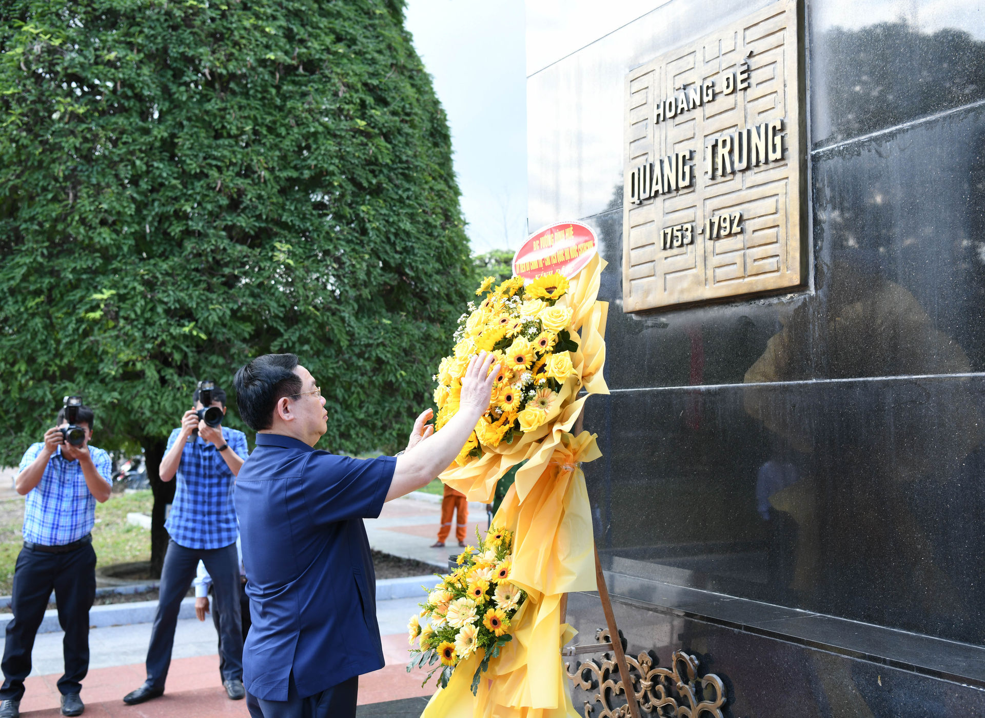 Der Vorsitzende der Nationalversammlung, Vuong Dinh Hue, arbeitet mit dem Ständigen Ausschuss des Parteikomitees der Provinz Binh Dinh zusammen