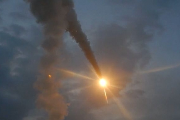 Monde - La Russie frappe l'aéroport militaire ukrainien, provoquant une forte explosion et un ciel lumineux