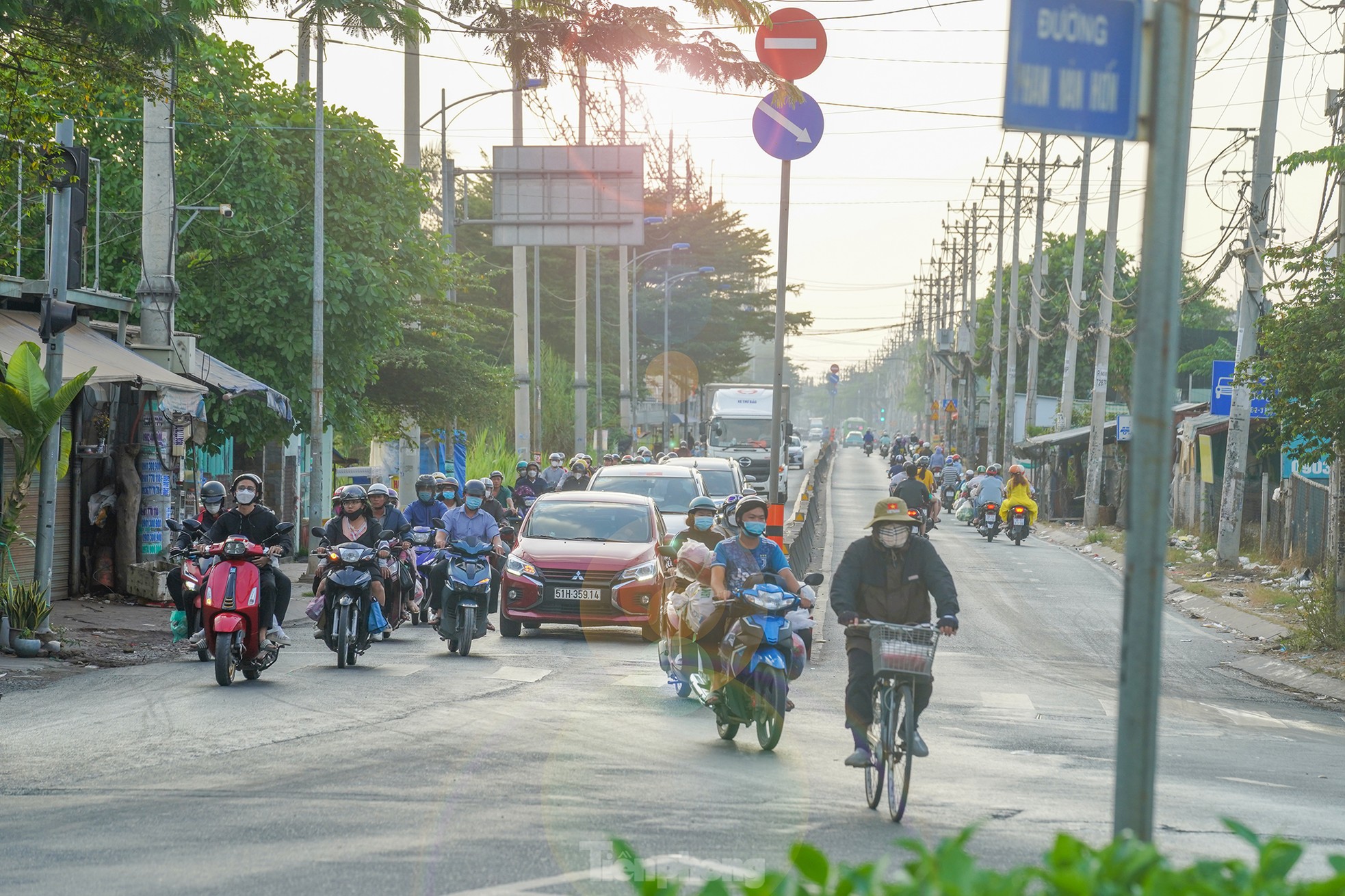 Hình ảnh khác biệt giữa 2 làn xe khi người dân quay lại TPHCM ảnh 1