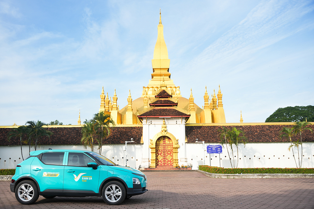 Taxi điện xanh VinFast chính thức khai trương tại Lào - Ảnh 1.