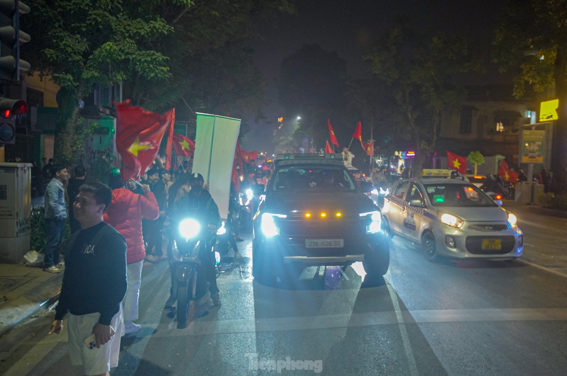 „Zivilisiertes“ Sturmreiten der Hauptstadtbewohner in der Nacht von „Hanoi schläft nie“, Foto 7