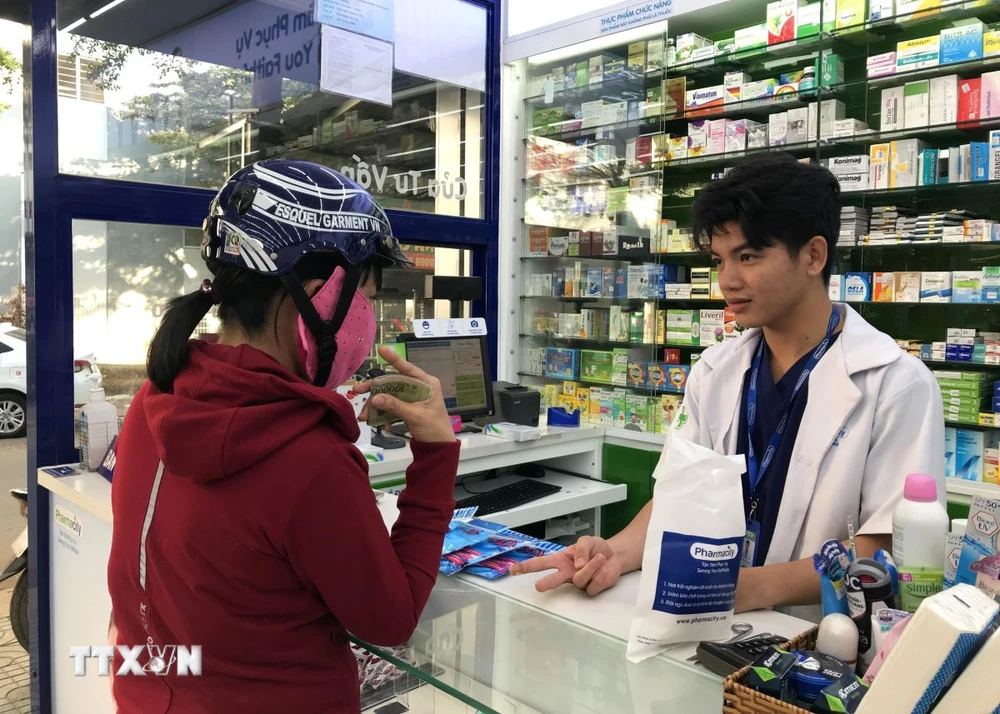 Người dân đến mua thuốc tại một cửa hàng thuộc hệ thống Pharmacity. (Ảnh: Đinh Hằng/ TTXVN)