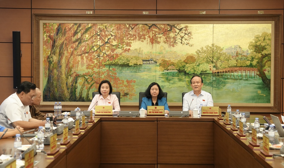 Los diputados de la Asamblea Nacional de la delegación de la Asamblea Nacional de Hanoi discutieron en grupos el 13 de noviembre. Foto: Hong Thai