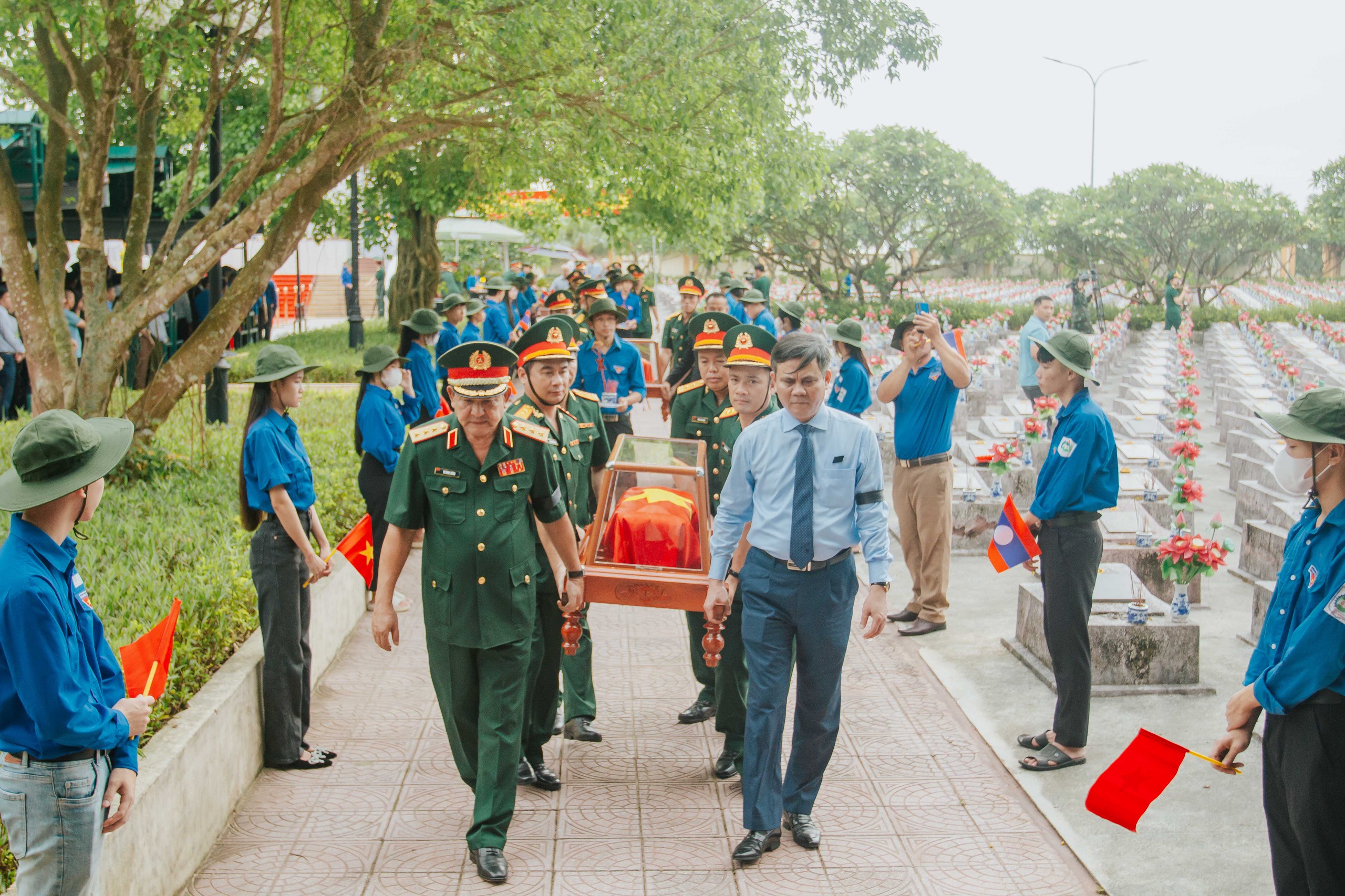 Đoàn công tác thực hiện nghi lễ an táng hài cốt các liệt sĩ