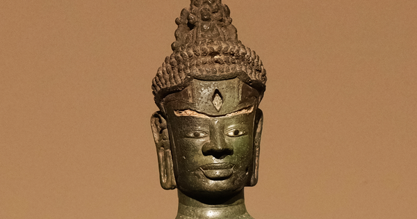 Bewundern Sie die 1.200 Jahre alte Bodhisattva-Tara-Statue mit einer Schnecke und einem Lotus