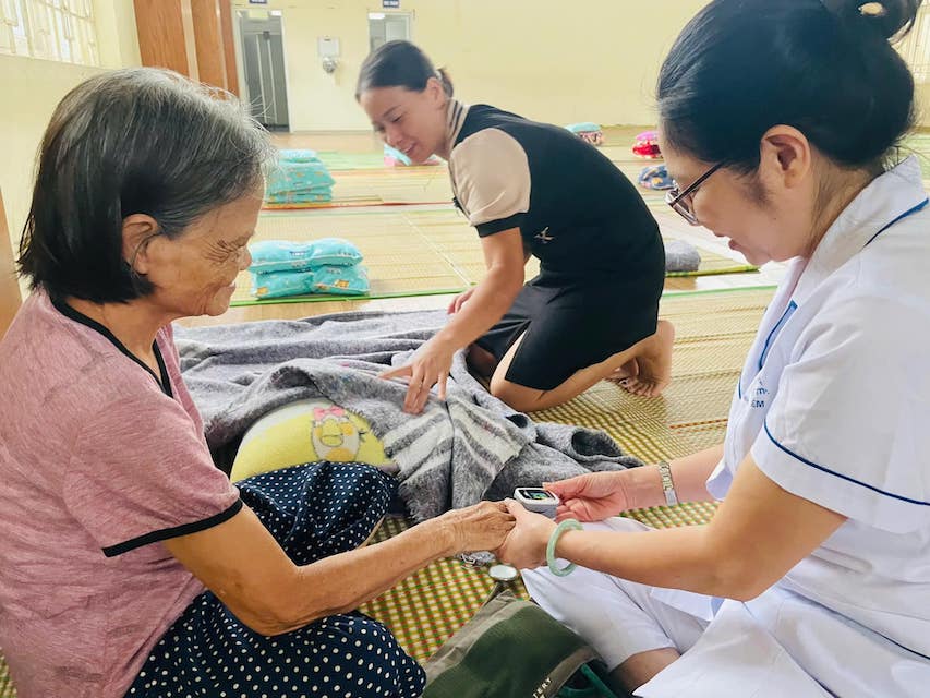 This morning, ward leaders and the ward health station directly visited, encouraged and checked the health of the people, paying special attention to the elderly and children. Photo: Provided by the school.