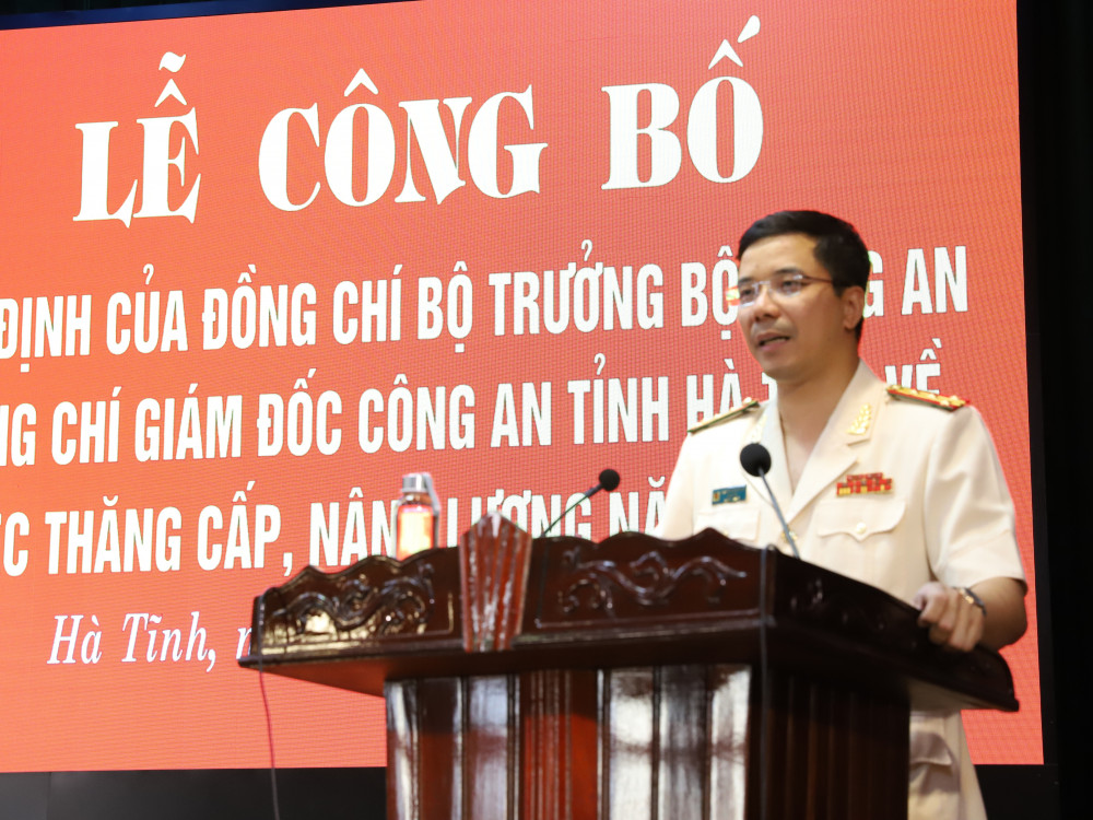 Director of Ha Tinh Police Nguyen Hong Phong was promoted to the rank of Major General. Image 2