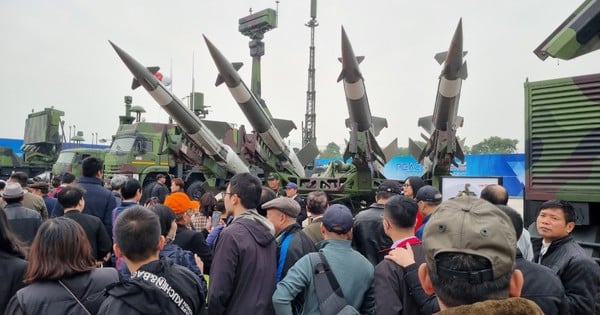 People are proud to experience modern weapons and military equipment produced in Vietnam.