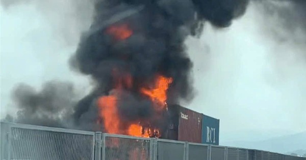 VIDÉO : Un camion porte-conteneurs prend feu sur la North Expressway