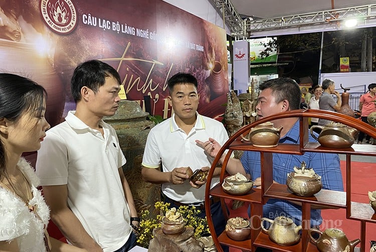 Hanoi: Opening of the Exhibition of OCOP products, handicrafts and Bat Trang craft village 2023