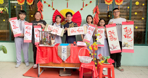 Les jeunes de Hô-Chi-Minh-Ville dépensent des dizaines de millions de dongs pour apprendre un métier de « gaucher »