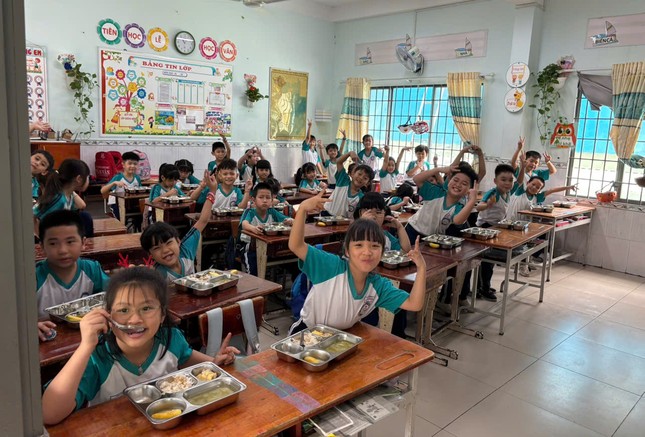 Colegio invita a padres a la cocina para revisar y comer con sus hijos foto 8